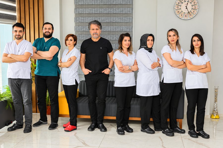 Altunsuyu Diş Polikliniği ekibi: Dt. Kağan Altunsuyu, Dt. Agah Altunsuyu ve klinik çalışanları