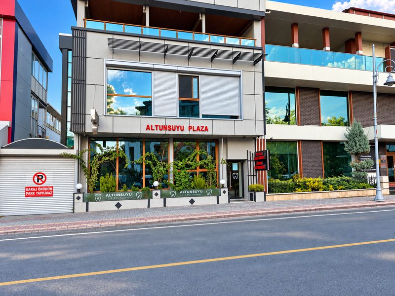 Altunsuyu Diş Polikliniği giriş cephesi, Gülümser Caddesi, Yeşilyurt, Malatya